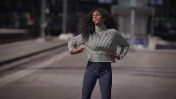 femelle la personne montrant spectaculaire émotif nage libre Danse bouge toi video