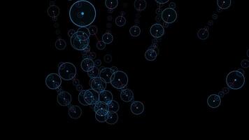 elektrisch blauw cirkels drijvend in lucht Aan zwart achtergrond video