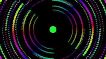 beschwingt Neon- Kreis mit ein lebendig Grün Center gegen ein dunkel Hintergrund video
