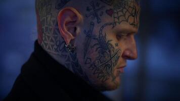 intimidatorio anticonformista ribelle uomo con testa e viso tatuaggi nel provocante stile video