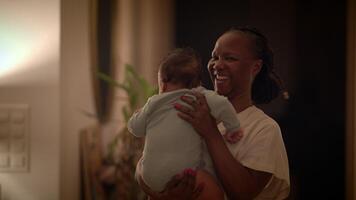 glücklich jung Mutter spielen mit Säugling Baby Kind Innerhalb beim Zuhause video