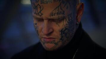 hotfull maverick rebell man med huvud och ansikte tatueringar i provocerande stil video