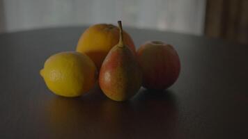 vistoso Fresco sano frutas mezcla bocadillo en pie en de madera mesa en vivo habitación video