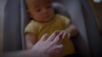 baby kind jongen Holding vaders hand- op zoek Bij vingers video