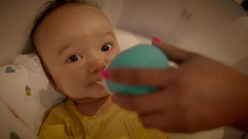 madre alimentación joven bebé infantil niño acostado en cuna a hogar video