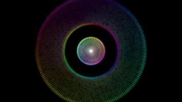 ein Regenbogen farbig Kreis mit ein schwarz Center auf ein schwarz Hintergrund video