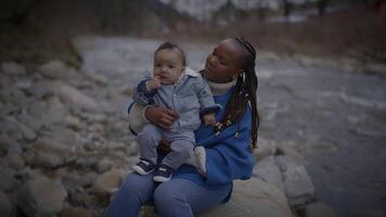 contento donna assunzione cura di neonato infantile durante maternità video
