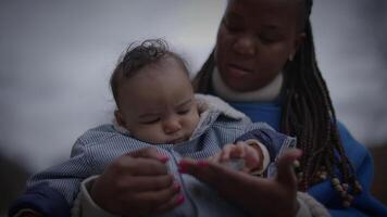 gelukkig vrouw nemen zorg van pasgeboren zuigeling gedurende moederschap video