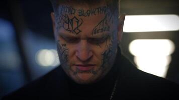 intimidant Maverick rebelle homme avec tête et visage tatouages dans provoquant style video