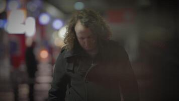 Mann mit lange lockig Haar pendeln Innerhalb Zug Bahnhof Aufpassen Menschen video