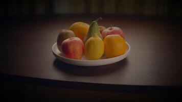 kleurrijk vers biologisch rauw fruit tussendoortje voedsel Aan houten tafel video