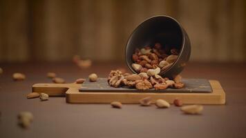 mezclado nueces de Almendras pacana nueces anacardos avellanas en de madera mesa video