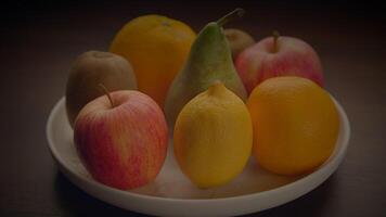 colorato fresco biologico crudo frutta merenda cibo su di legno tavolo video