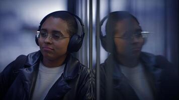 joven elegante mujer vistiendo auriculares escuchando música desplazamientos video