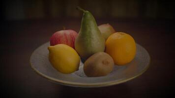 colorida fresco orgânico cru fruta lanche Comida em de madeira mesa video