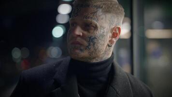 quête d'attention tatoué Masculin la personne permanent sur Urbain ville rue video