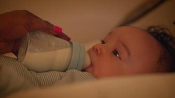 bebé infantil niño Bebiendo Leche a hogar video