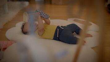 lekfull spädbarn bebis barn spelar inuti på Hem video