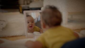 Jeune bébé bébé à la recherche dans miroir en train de regarder lui-même video