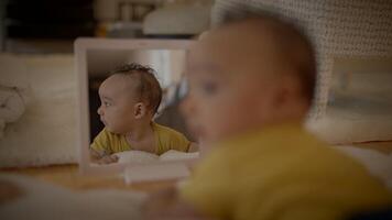 spielerisch Säugling Baby Kind spielen Innerhalb beim Zuhause video