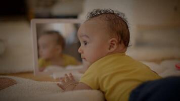 garde d'enfants parentalité scène de content Jeune garçon marrant et joyeux video