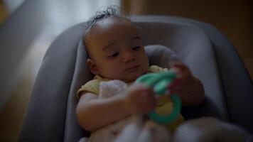 lekfull spädbarn bebis barn spelar inuti på Hem video