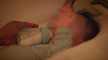 bebis spädbarn barn dricka mjölk på Hem video