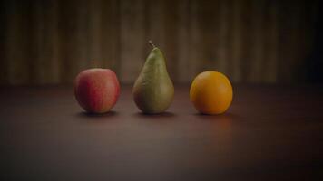 fruta gostar maçã, pera, e laranja exibido em uma de madeira mesa video
