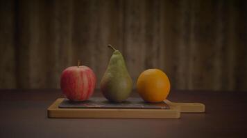 colorato fresco biologico crudo frutta merenda cibo su di legno tavolo video