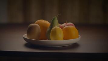 coloré Frais biologique brut fruit casse-croûte nourriture sur en bois table video