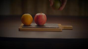 kleurrijk vers biologisch rauw fruit tussendoortje voedsel Aan houten tafel video