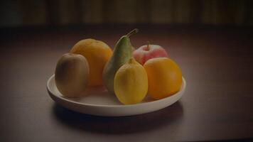 colorida fresco orgânico cru fruta lanche Comida em de madeira mesa video