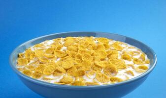 maíz copos con leche, cuenco de cereal desayuno foto