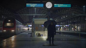 paar ruzie maken pratend boos Bij trein station Bij nacht video