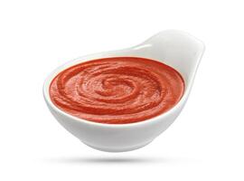 salsa de tomate cuenco en blanco foto