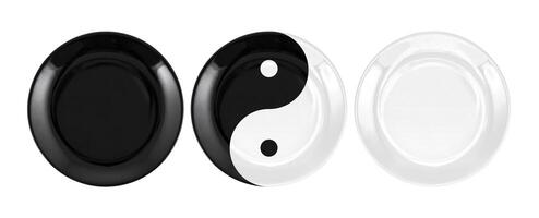 negro, blanco platos con yin yang símbolo aislado foto