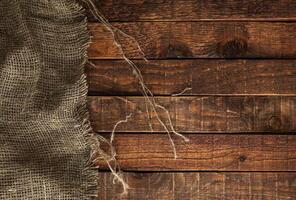 textura de arpillera en la mesa de madera foto