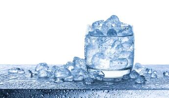 agua con aplastada hielo cubitos en vaso en blanco antecedentes foto