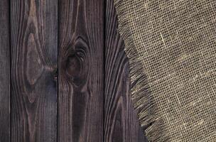 Madera oscura con textura de arpillera vieja, vista superior foto