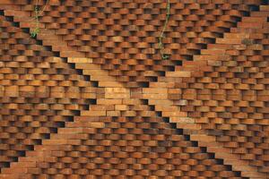 la disposición de los ladrillos dispuestos de tal manera forma una pared de construcción muy hermosa foto