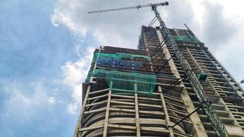 Point of view of someone who is looking up where he sees an apartment building construction, photo