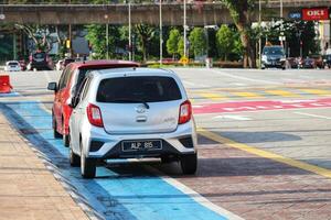 kuala lumpur, Malasia en mayo 21, 2023. varios carros detener a un rojo ligero cerca el dataran Merdeka cuadrado y sultán Abdul samad edificio. foto