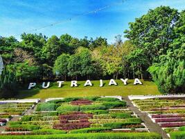 putra jaya, Malasia en mayo 22 2023. un icónico firmar lee putrajaya en un hermosa parque en el lado de el la carretera. foto