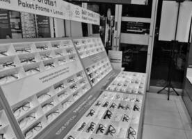 bekasi, Indonesia en diciembre 12 2023. varios lentes son pulcramente arreglado en un lentes tienda ventana. foto