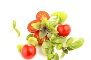 Tomates con albahaca en blanco antecedentes foto