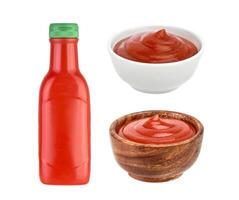 cuenco y botella de salsa de tomate aislado en blanco foto