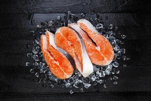 Fresco crudo salmón rojo pescado filete en hielo foto