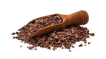 rallado chocolate. pila de suelo chocolate con de madera cucharón aislado en blanco fondo, de cerca foto