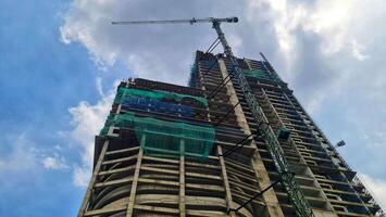 Point of view of someone who is looking up where he sees an apartment building construction, photo