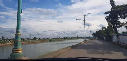 la condición del camino de inspección del río del canal de inundación del este es muy sombreada y hermosa. foto